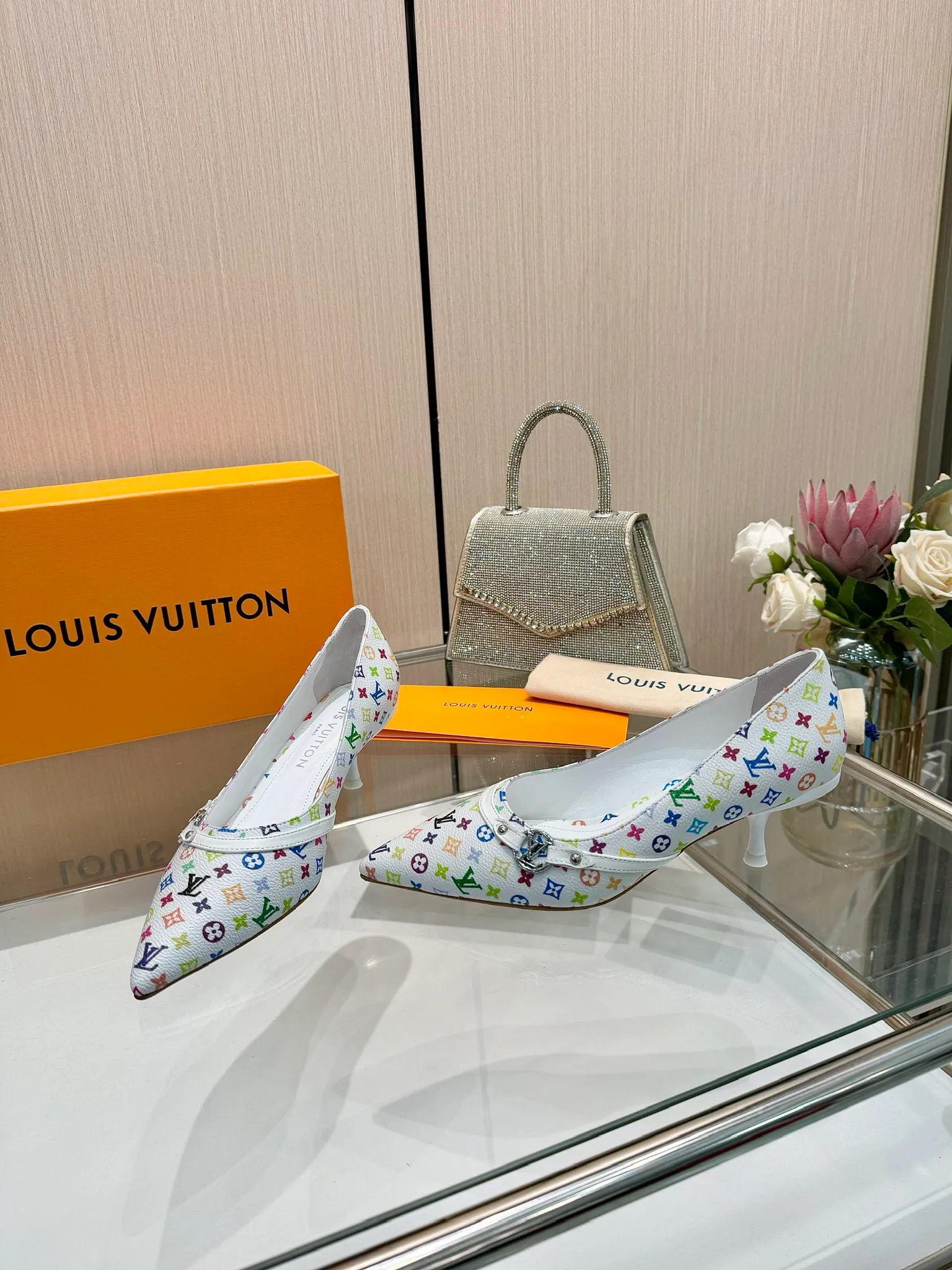 👟👟Ex-factory price 640👟👟Purchase level], Louis Vuitton 2025 official website early spring series! Perfect last shape, new pointed toe🆕, the official website is updated simultaneously. The small pointed toe is matched with a hollow leather strip and a small square buckle to adjust the elasticity. LV hardware "logo" is embellished. It is full of details and a visual feast. 💯It is difficult to conceal the elegant temperament of LV. It is comfortable and easy to wear, and full of femininity. The new original reverse mold last has the ultimate 1:1 shape, exquisite workmanship, and imported high-end fabrics showing exquisite texture! Fabric: Imported lambskin, cow patent leather/Presbyopia/denim. High-quality soft sheepskin lining. Feet: imported goatskin, Italian genuine leather outsole. 5.5 lacquered heels. Number of yards: 34-41 (34.40, 41, customization is non-returnable and non-exchangeable)